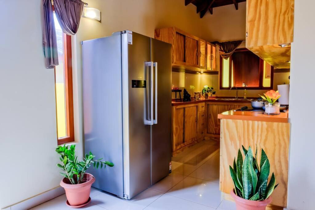 Iona'S Home: Vibrant 2Bedroom Home Near Willemstad Exterior photo